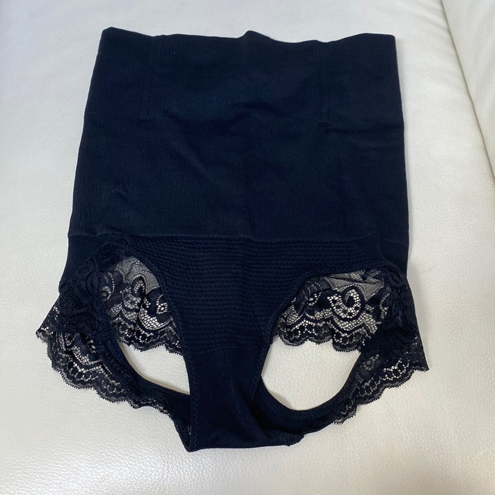 Cut-out Butt Shapewear Shorts